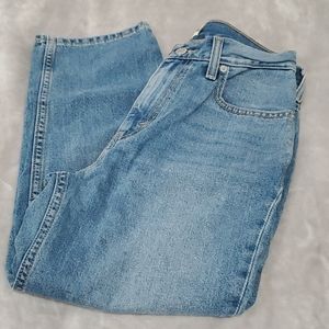Levi's Mom  Super Cropped Jean.